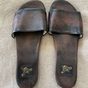 Freebirds “Tiki” slides. Brown cognac color.